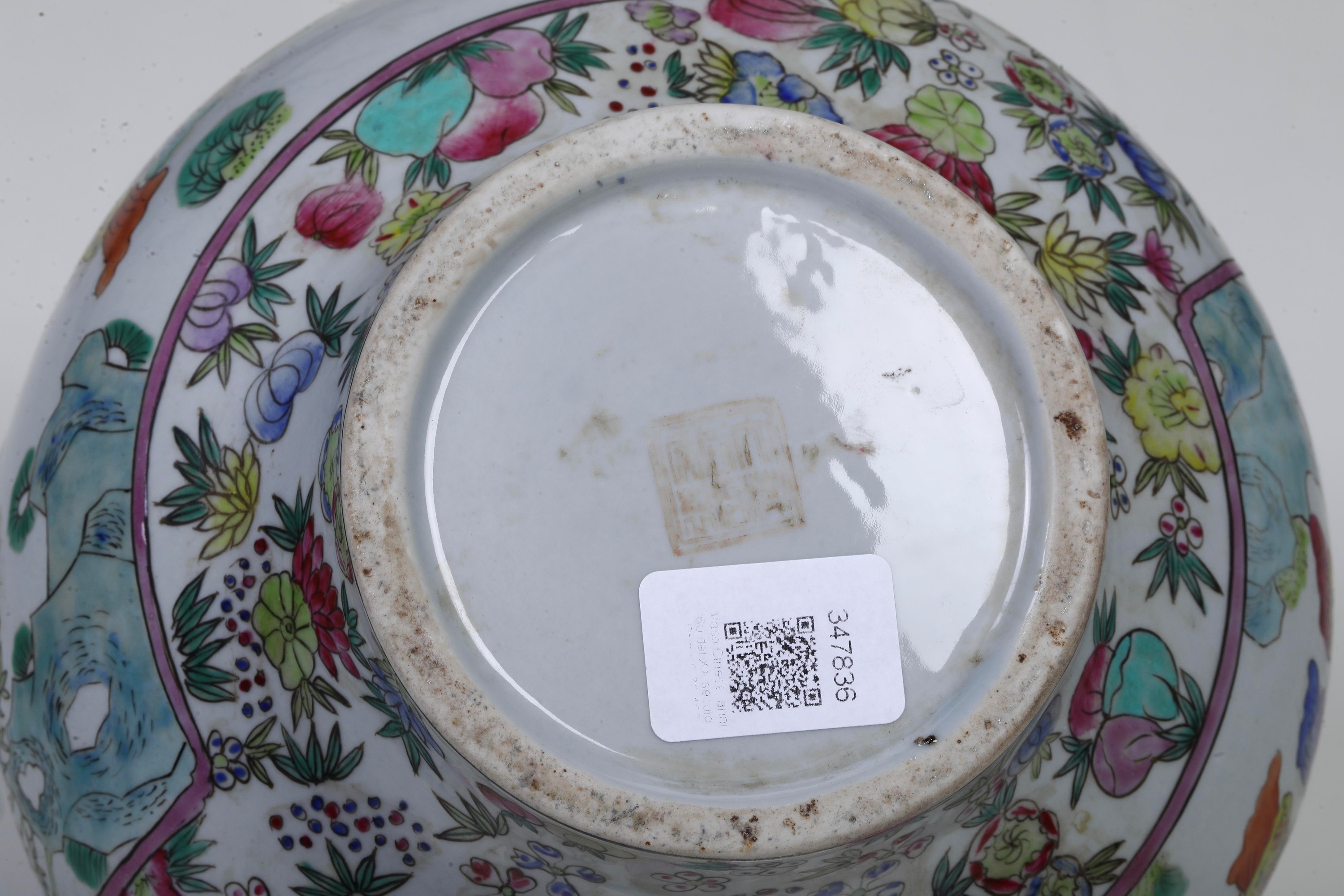 Vaso in porcellana Famiglia Rosa, Cina, XX secolo, decorato con scena di corte e motivi floreali