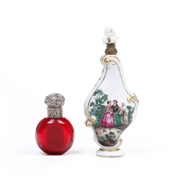 Due bottigliette da profumo (una con tappo in argento)