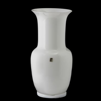 Venini, Vaso a balaustro della serie Opalini in vetro soffiato lattimo, Murano (circa 1970)