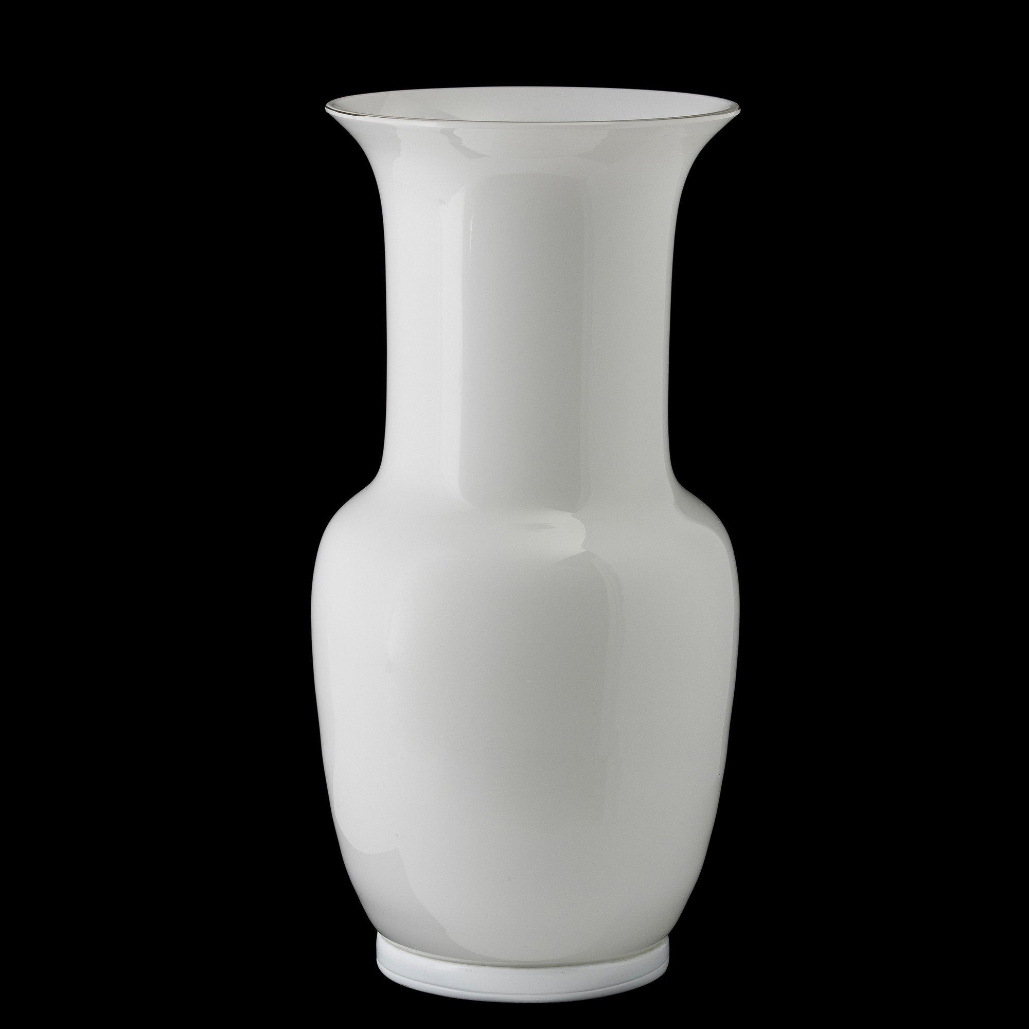 Venini, Vaso a balaustro della serie Opalini in vetro soffiato lattimo, Murano (circa 1970)