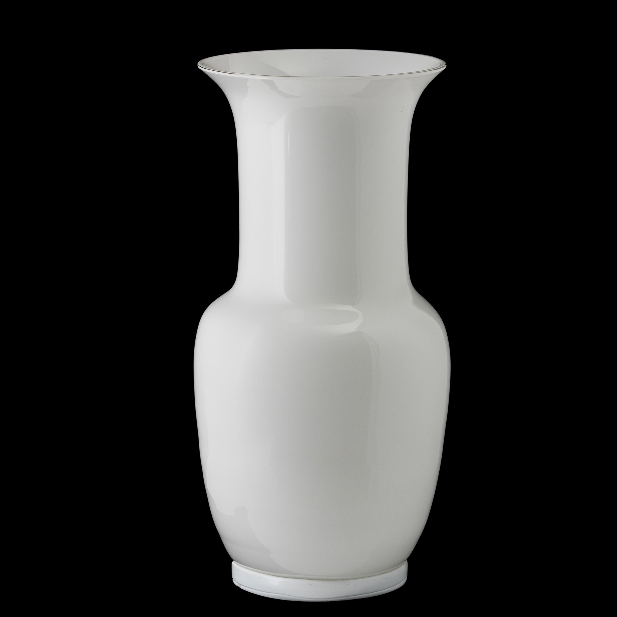 Venini, Vaso a balaustro della serie Opalini in vetro soffiato lattimo, Murano (circa 1970)