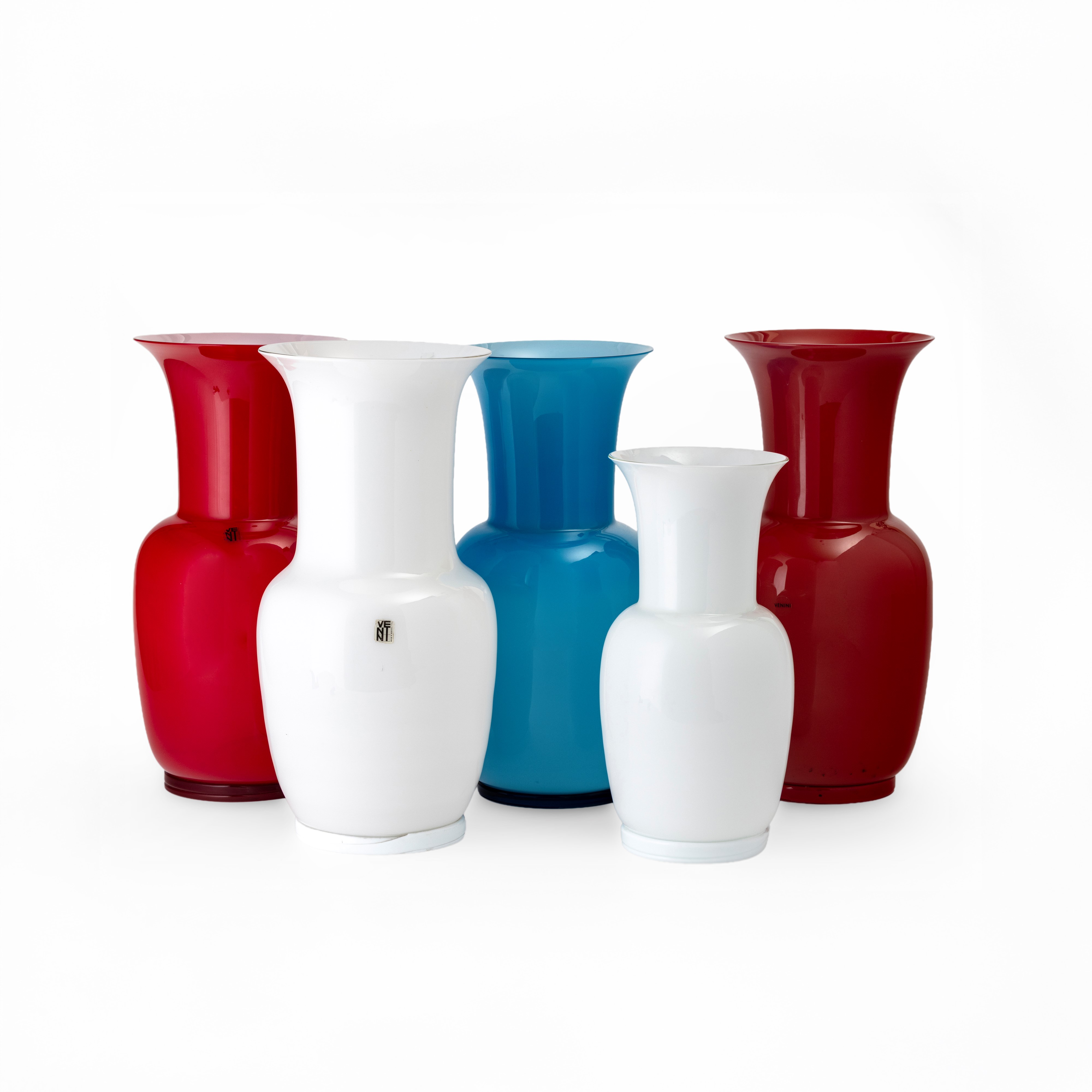 Venini, Vaso a balaustro della serie Opalini in vetro soffiato lattimo, Murano (circa 1970)
