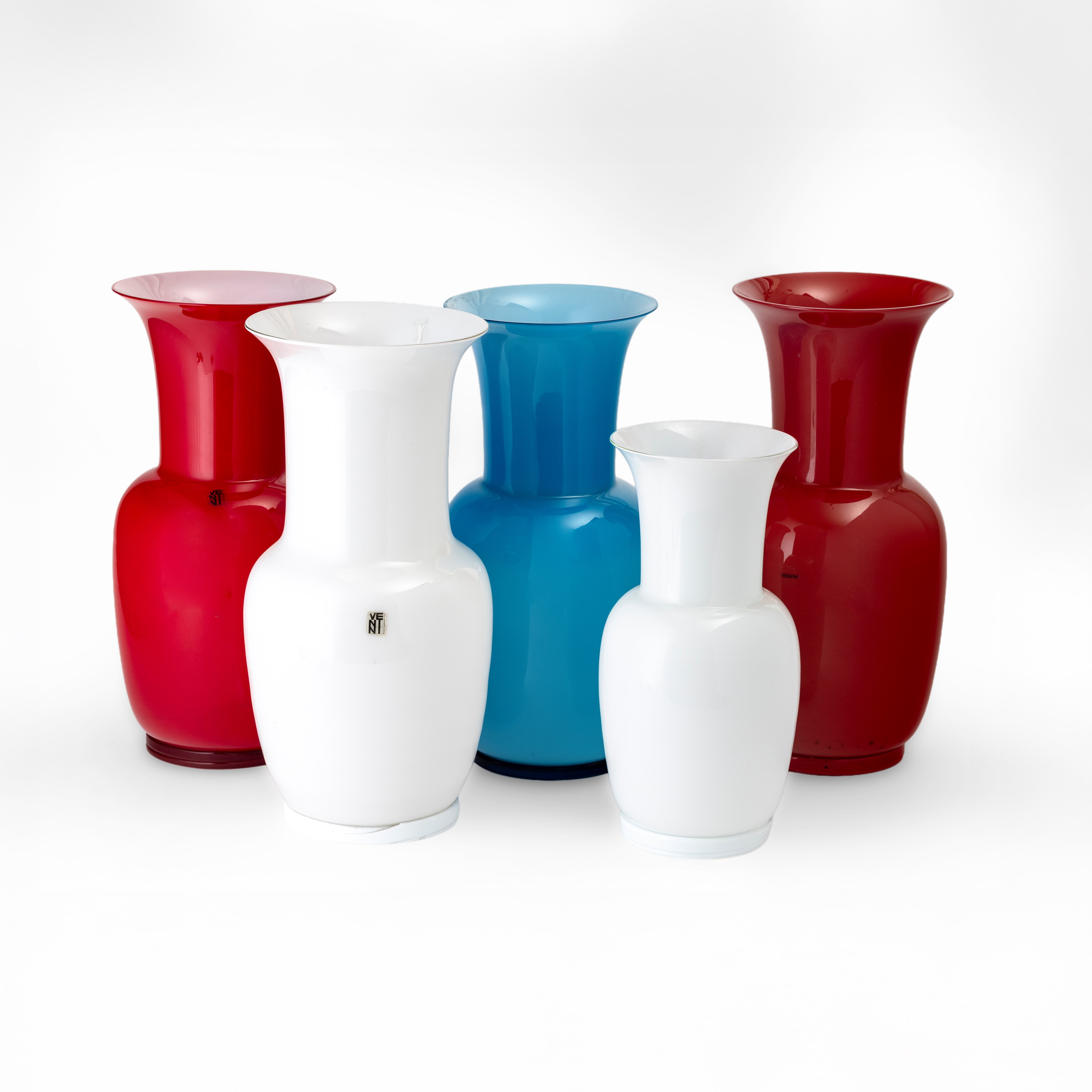 Venini, Vaso a balaustro della serie Opalini in vetro soffiato lattimo, Murano (circa 1970)