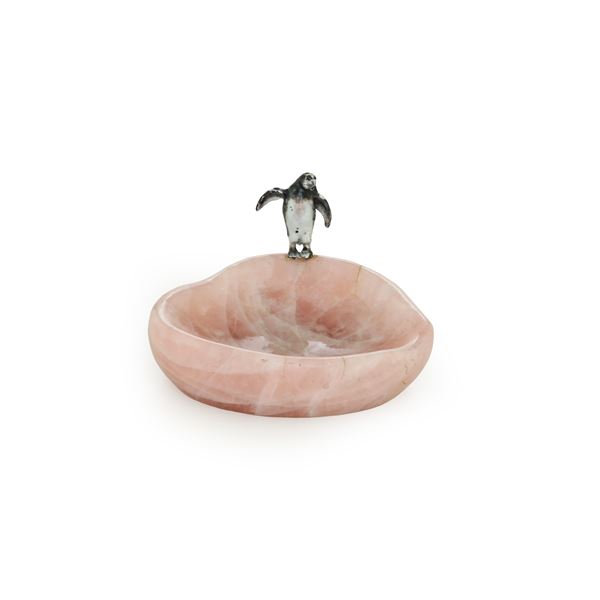 Svuotatasche in quarzo rosa con pinguino in argento e smalti. Milano XX secolo