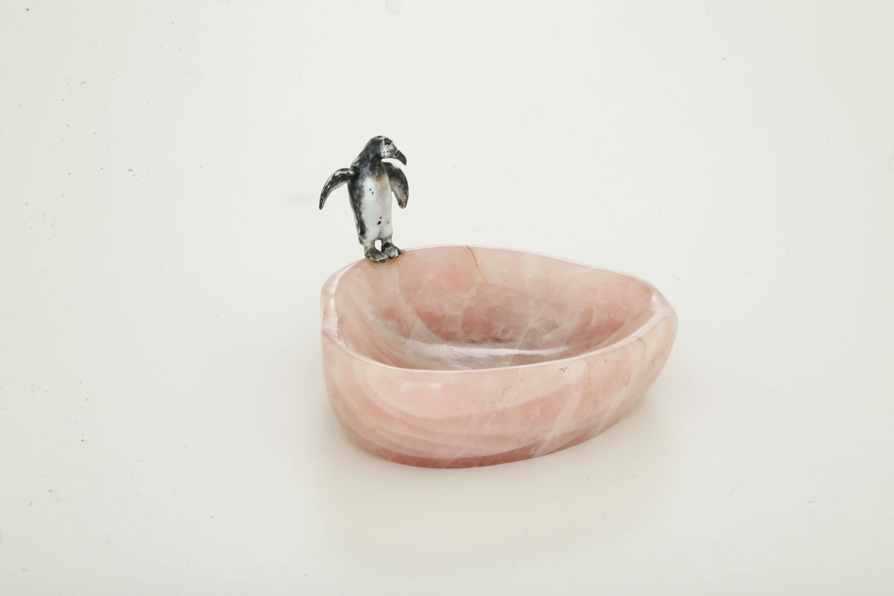 Svuotatasche in Quarzo Rosa con Pinguino in Argento e Smalti. Milano XX Secolo