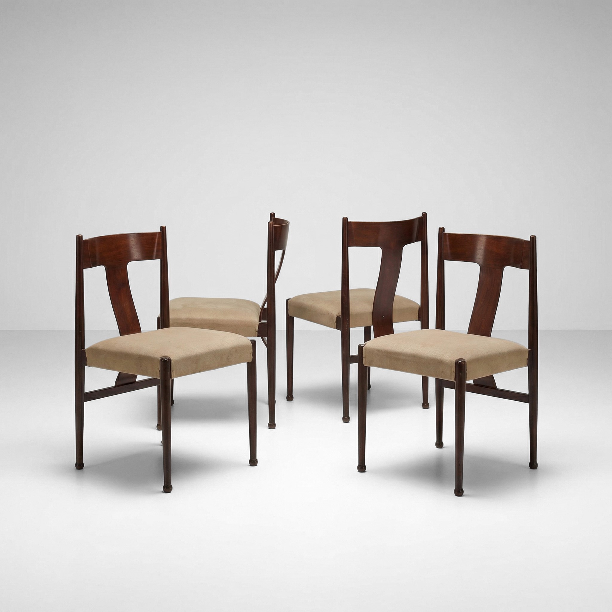 Sedie italiane, Quattro sedie in legno con rivestimento in tessuto, circa 1960
