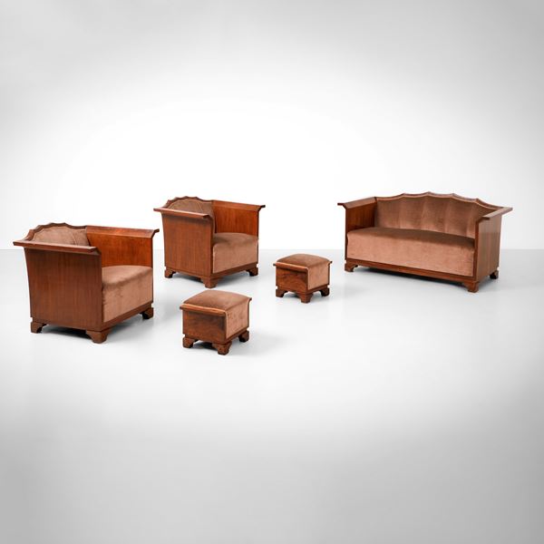 Divano, due poltrone e due poggiapiedi