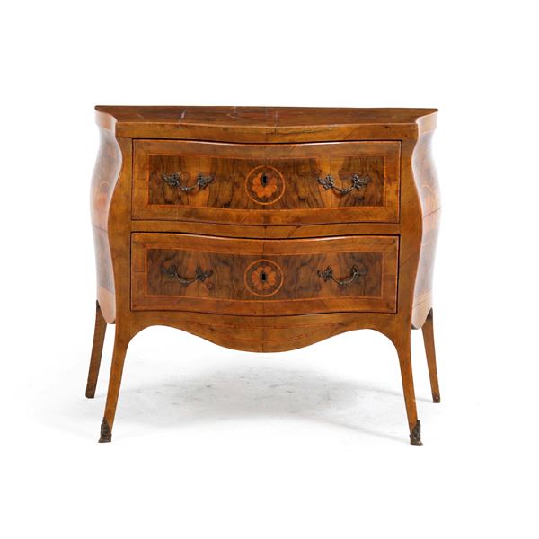 Cassettone in stile lastronato ed intarsiato.