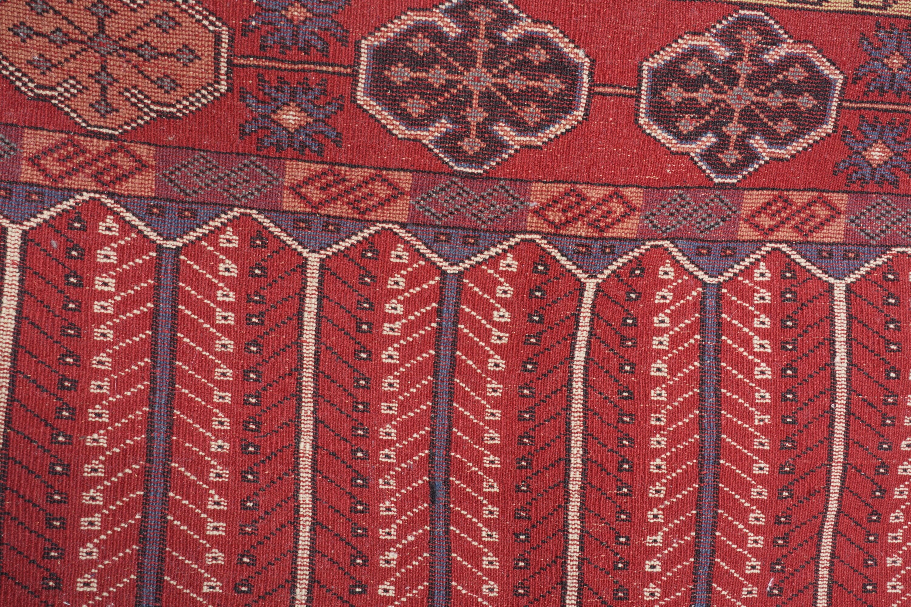 Tappeto Anatolia, metà XX secolo, fondo cammello con decorazioni a rosette