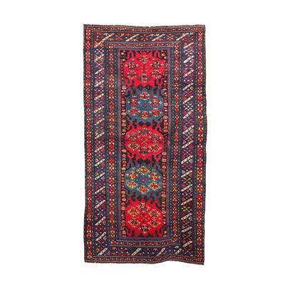 Passatoia Shirvan, Caucaso, inizio XX secolo, cm 266 x 126, campo marrone con cinque medaglioni