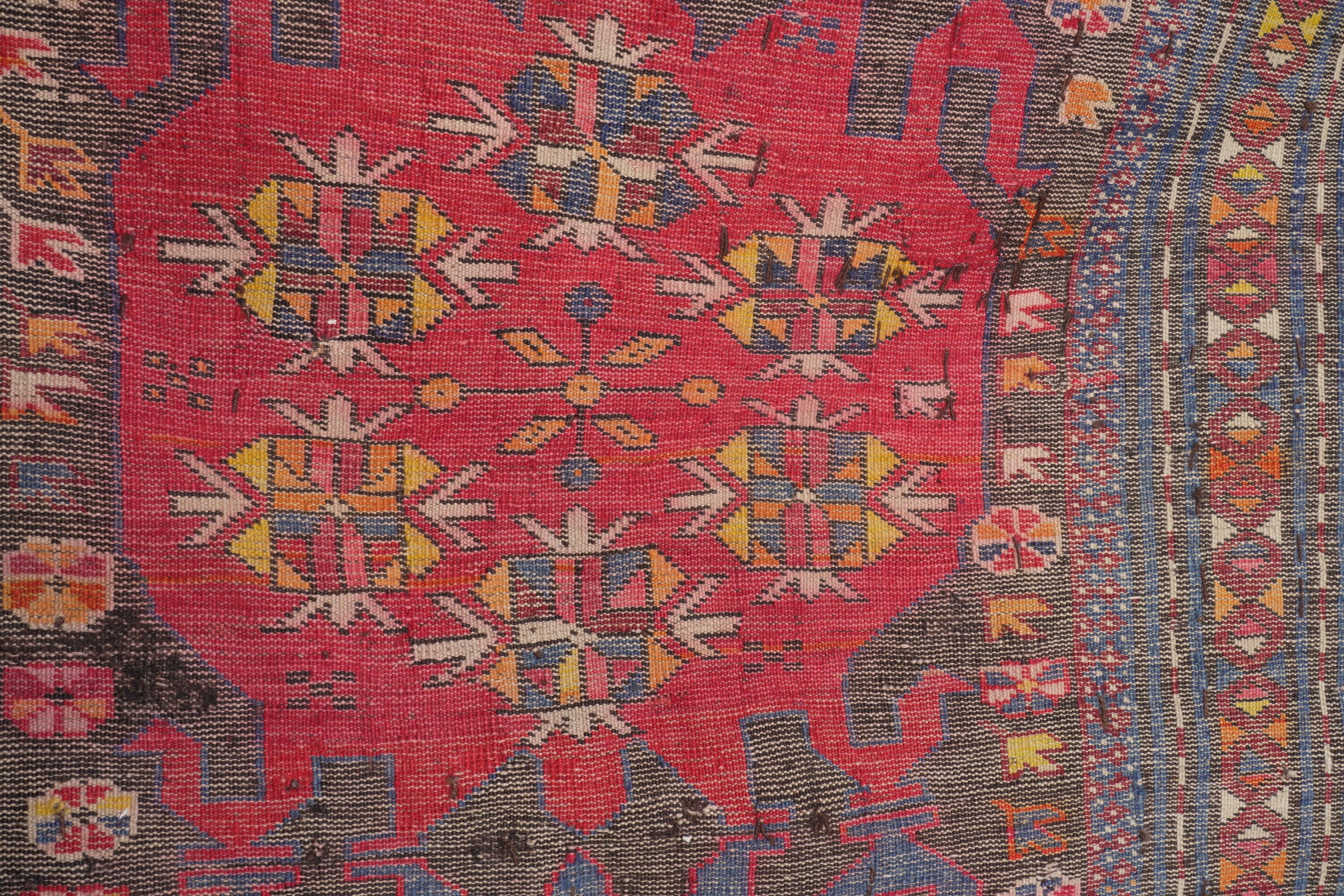 Passatoia Shirvan, Caucaso, inizio XX secolo, cm 266 x 126, campo marrone con cinque medaglioni