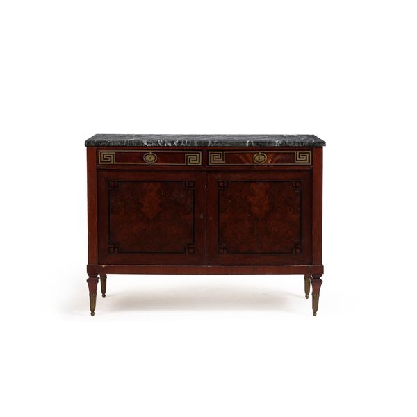 Credenza a due ante lastronata in radica. XIX-XX secolo