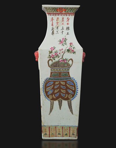 Cina, Vaso in porcellana a pianta quadrata con fiori e iscrizioni, Dinastia Qing, XIX secolo