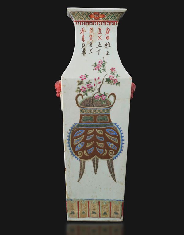 Vaso in porcellana a pianta quadrata raffigurante vaso con dei fiori e iscrizioni, Cina, Dinastia Qing, XIX secolo