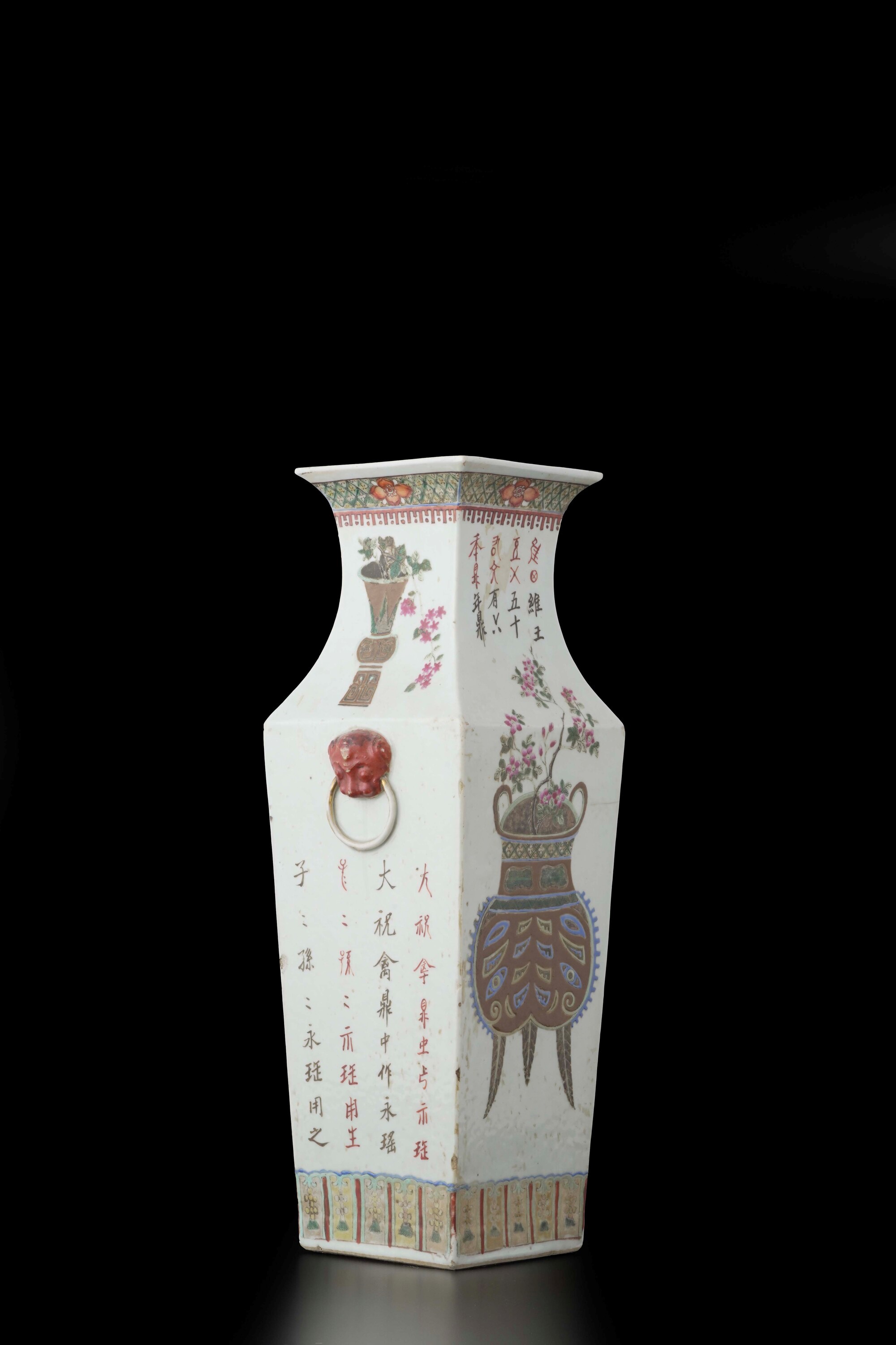 Cina, Vaso in porcellana a pianta quadrata con fiori e iscrizioni, Dinastia Qing, XIX secolo