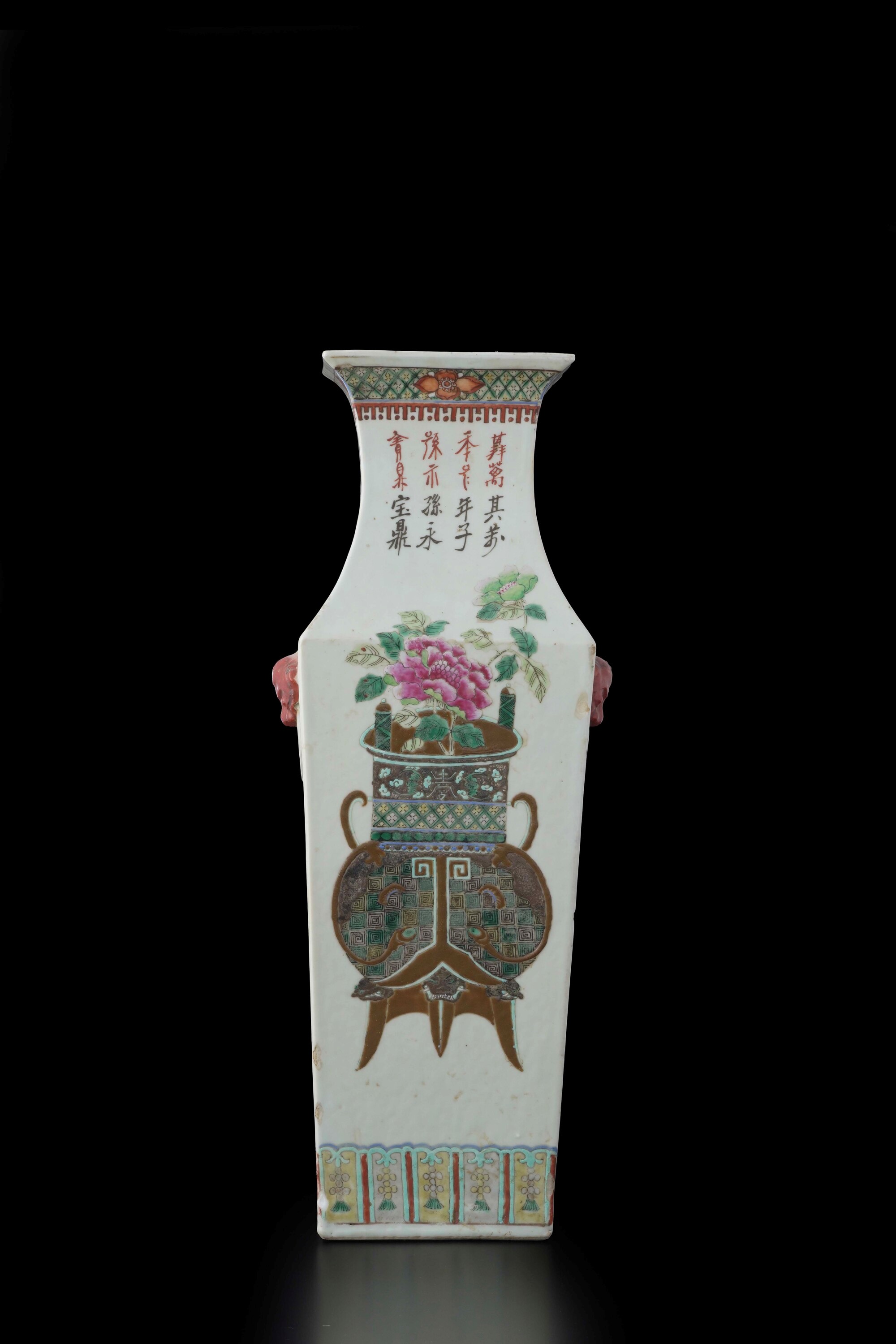 Cina, Vaso in porcellana a pianta quadrata con fiori e iscrizioni, Dinastia Qing, XIX secolo