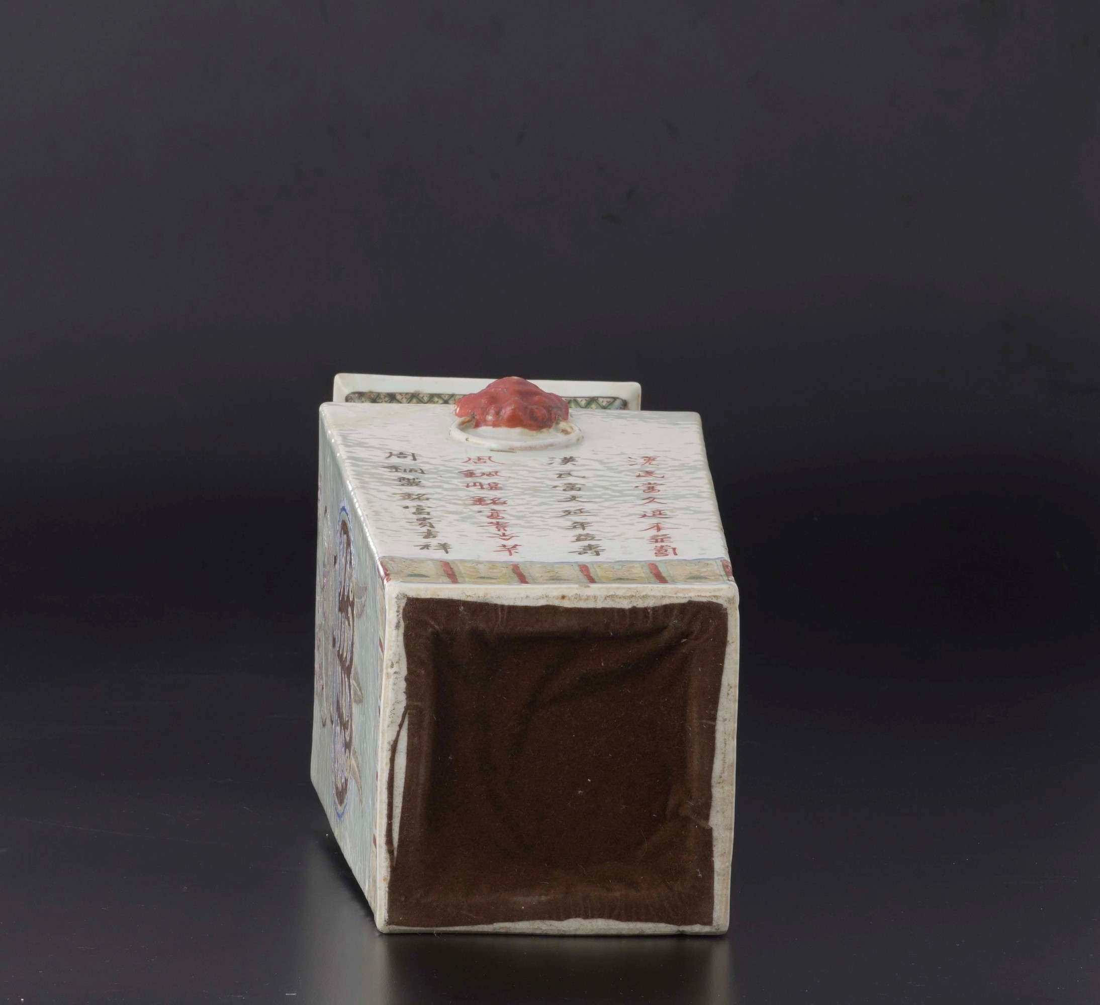 Cina, Vaso in porcellana a pianta quadrata con fiori e iscrizioni, Dinastia Qing, XIX secolo