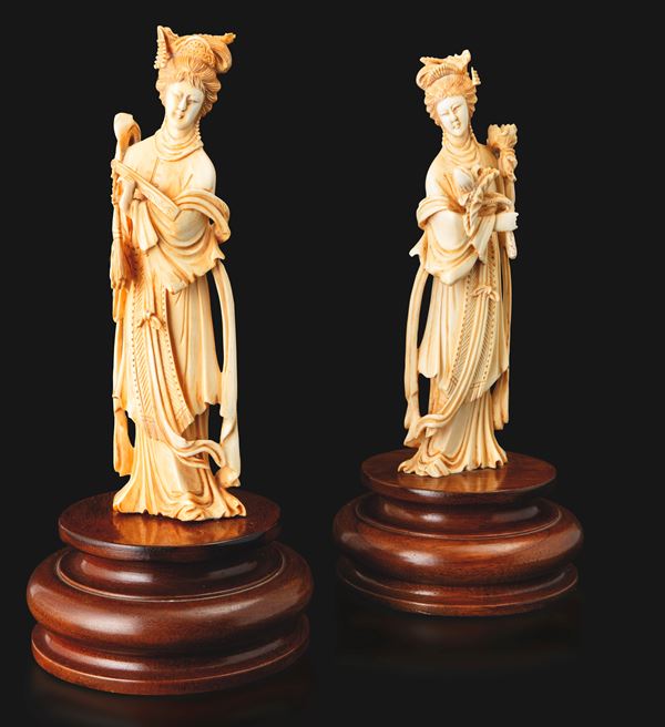 Lot comprising two ivory figures of young women, China, Qing Dynasty, early 20th century.