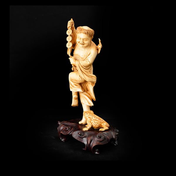 Figura di bambino con rana in avorio, Cina, Dinastia Qing, XIX secolo