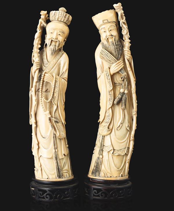 Lotto composto da figura di saggio e figura di dignitario scolpite in avorio, Cina, Dinastia Qing, XIX secolo