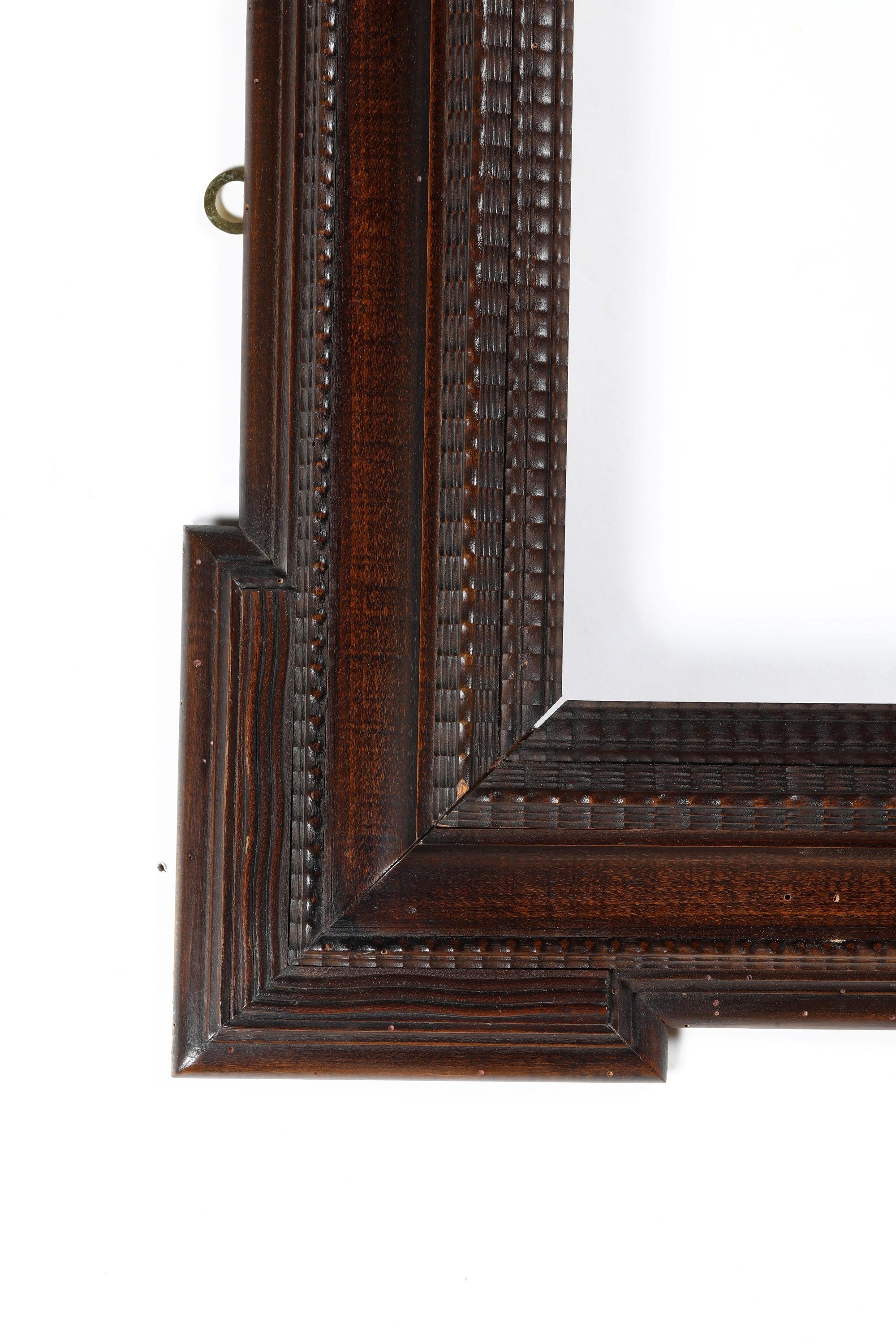 Cornice in stile guillochè, cornice decorativa del XX secolo