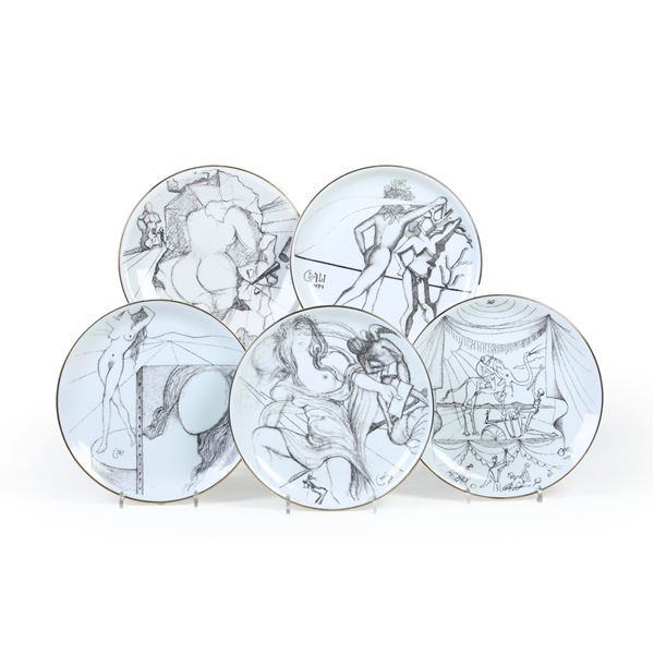 Cinque piatti dalla serie «Le Arti» di Salvador Dalì. 