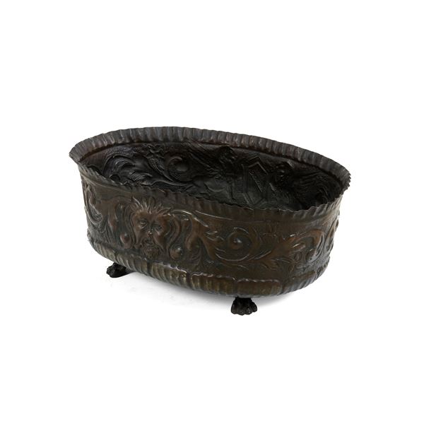 Fioriera in rame sbalzato con mascheroni, leoni e stemma araldico