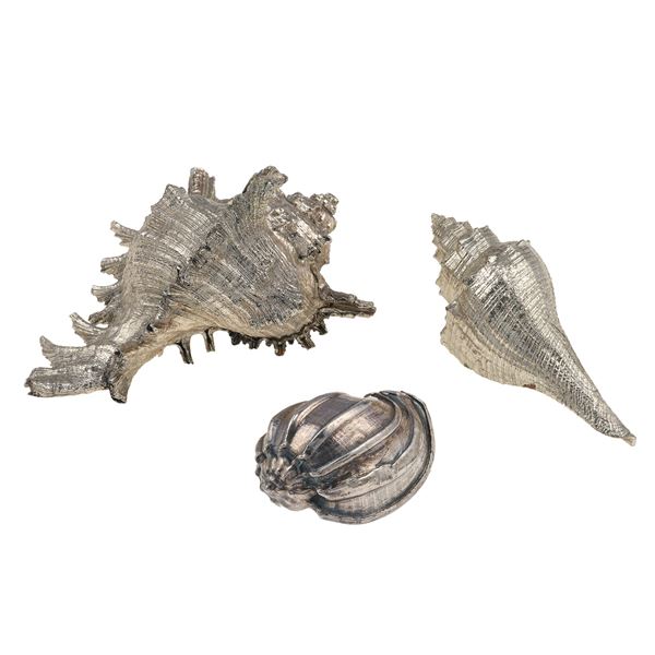Lotto di tre conchiglie rivestite in argento. Due firmate firmate Mario Buccellati ed una M. Buccellati