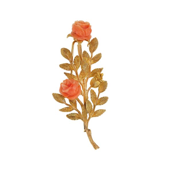 M. Buccellati. Spilla con corallo intagliato