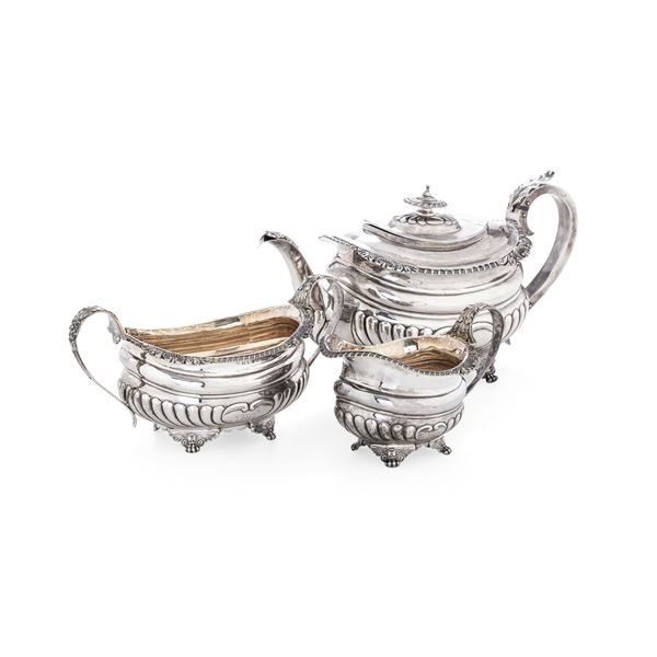 Teiera, lattiera e zuccheriera. Londra 1778. Argentiere R P entro rettangolo (non identificato) 