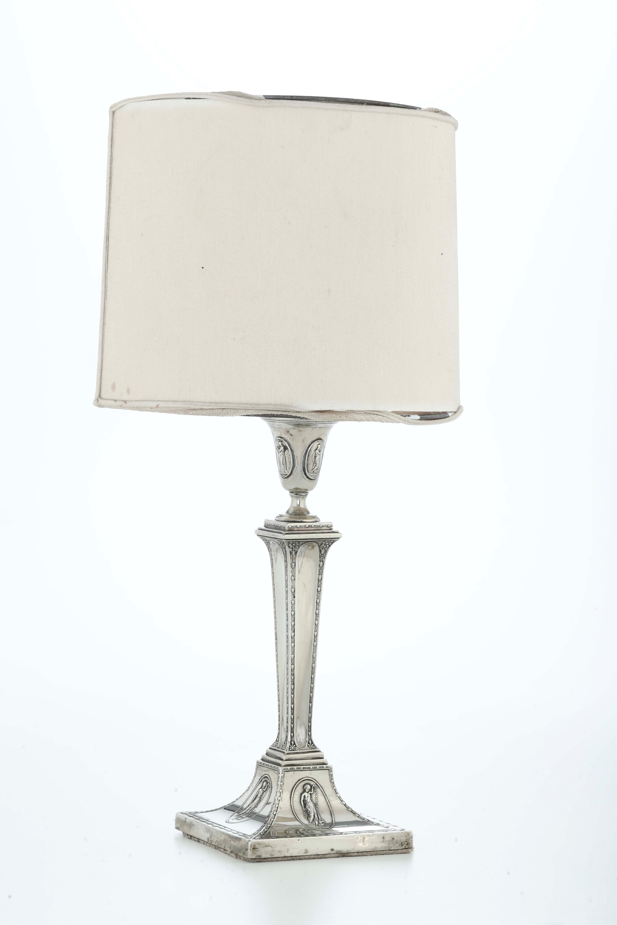 Candeliere in Metallo Argentato. Inghilterra XIX-XX Secolo