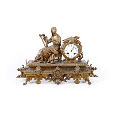 Pendola da tavolo in bronzo dorato con decorazione rocaille e allegoria musicale, Fine XIX - Iniz...