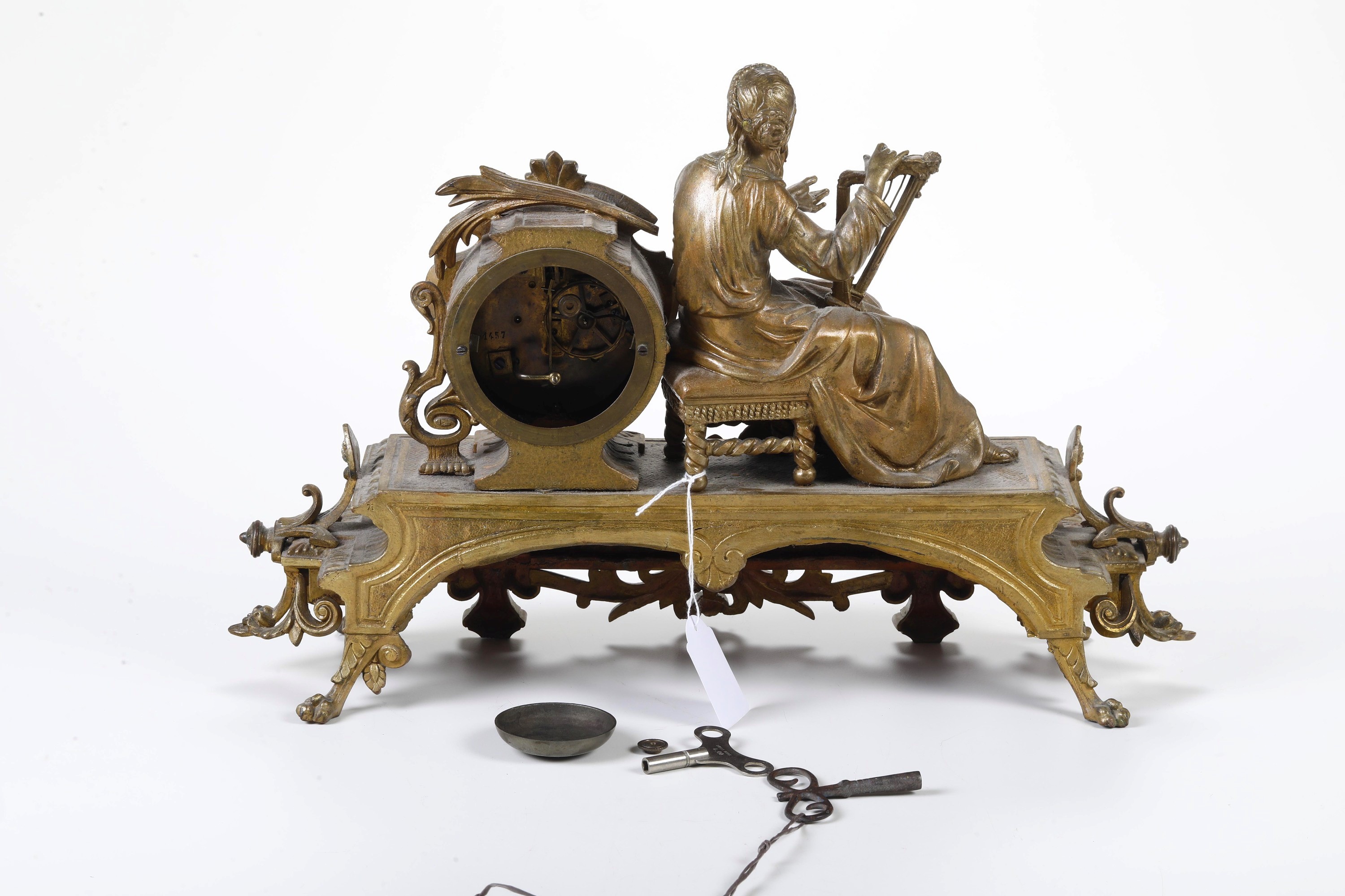 Pendola da tavolo in bronzo dorato con decorazione rocaille e quadrante in smalto bianco, Fine XI...
