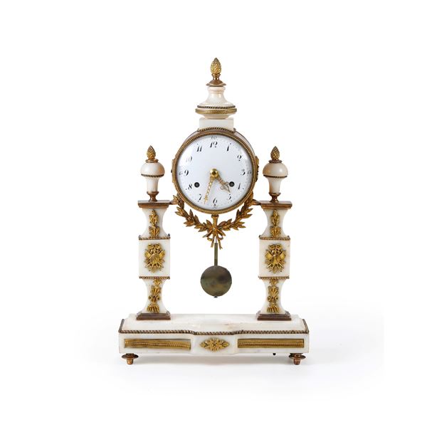 Pendola a portico in marmo bianco e bronzi dorati. XIX secolo