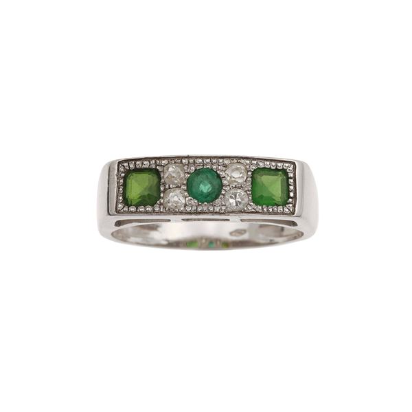Anello con tre piccoli smeraldi e diamanti