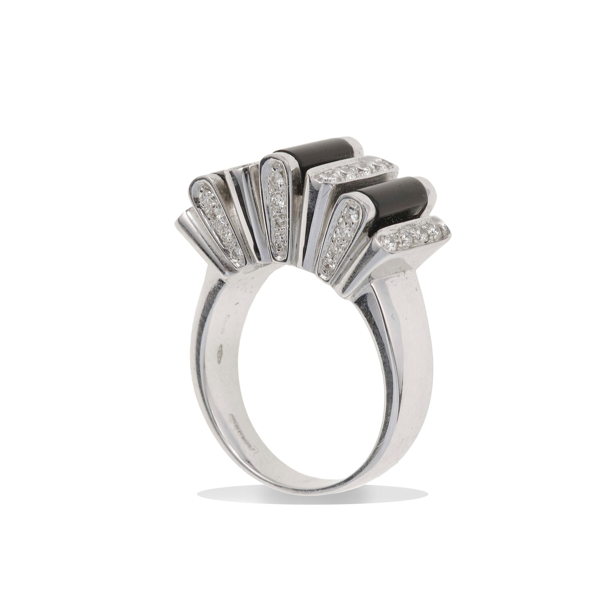 Asprey, Anello in oro bianco 750/1000 con inserti in onice e diamanti