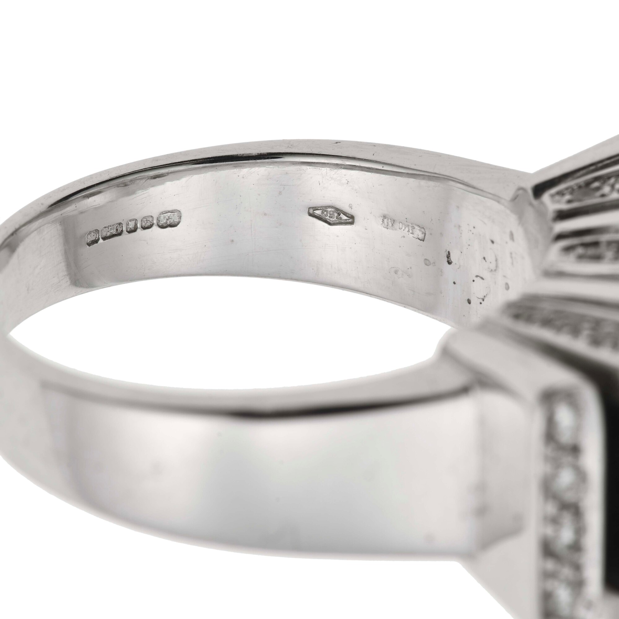 Asprey, Anello in oro bianco 750/1000 con inserti in onice e diamanti