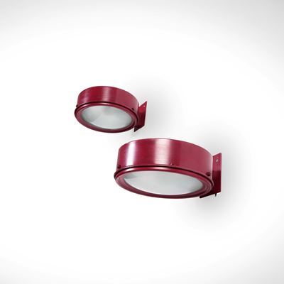 Due lampade a parete in alluminio laccato e vetro satinato