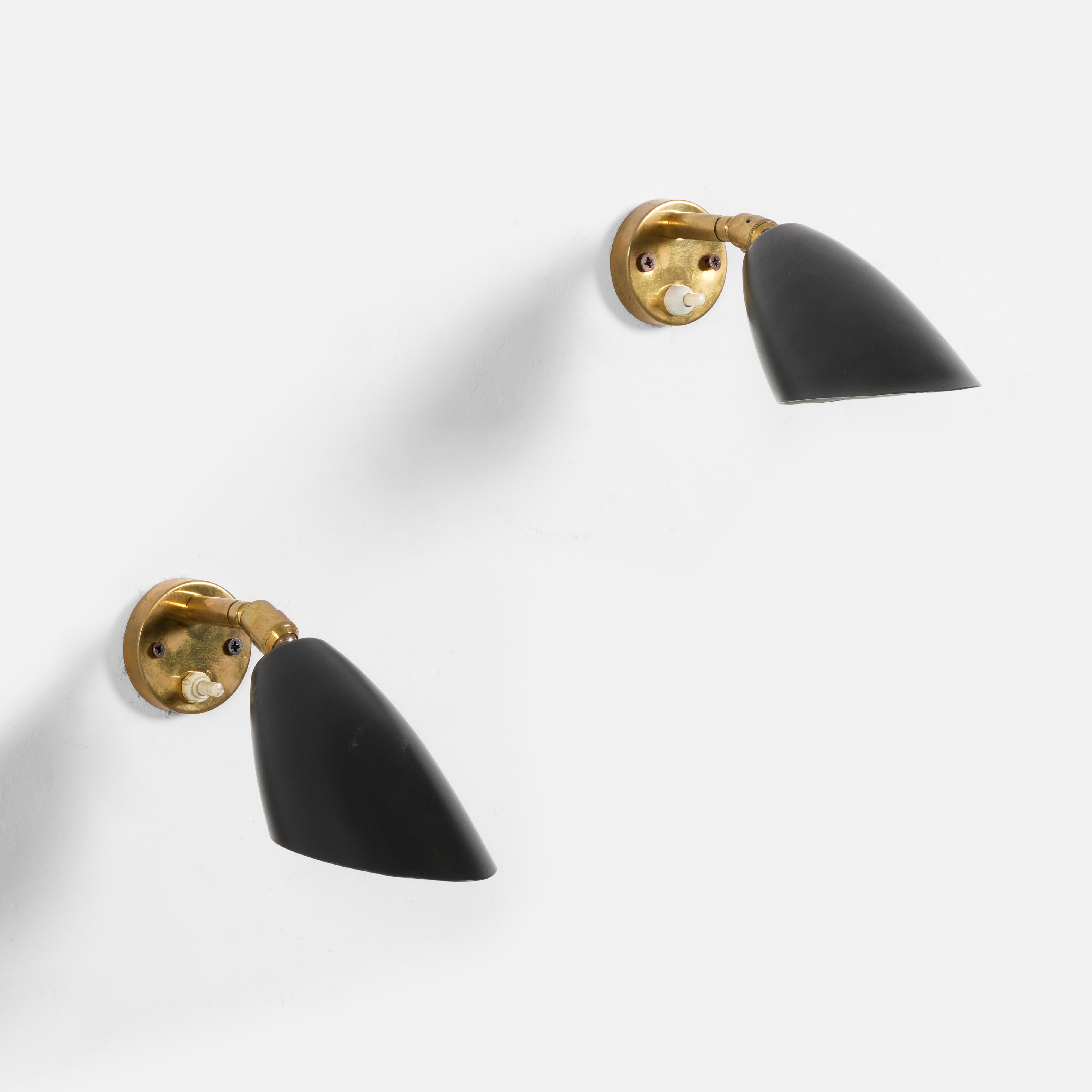 Lampade da parete, struttura in ottone e diffusore in metallo laccato, Italia, circa 1950