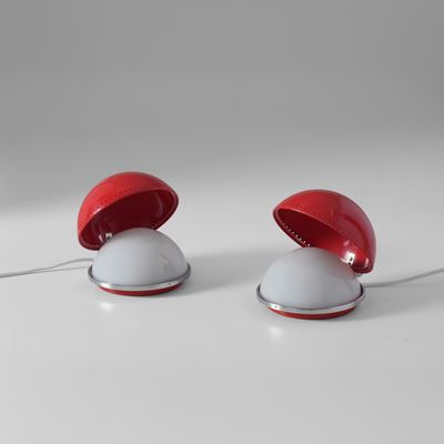 Due lampade da tavolo in metallo cromato e vetro opalino