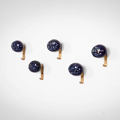 Cinque appendiabiti in ottone e ceramica smaltata