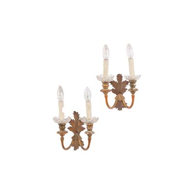 Coppia di appliques in legno dorato con bobeche in vetro, a due fiamme