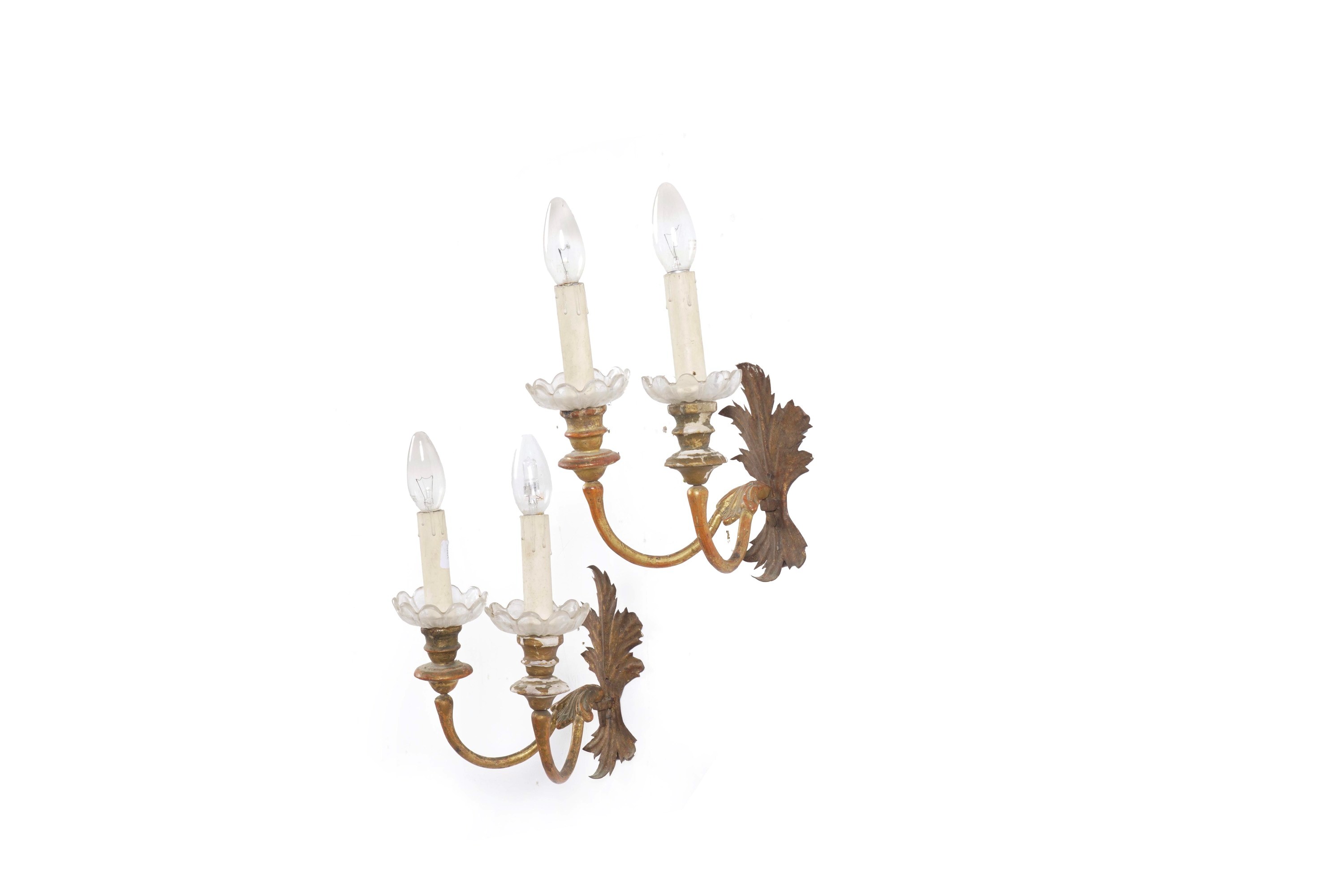 Coppia di appliques in legno dorato con bobeche in vetro, a due fiamme