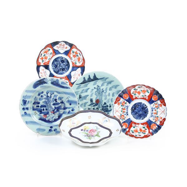 Lotto composto da cinque piatti in porcellana a soggetti diversi, Cina e Germania, XX secolo