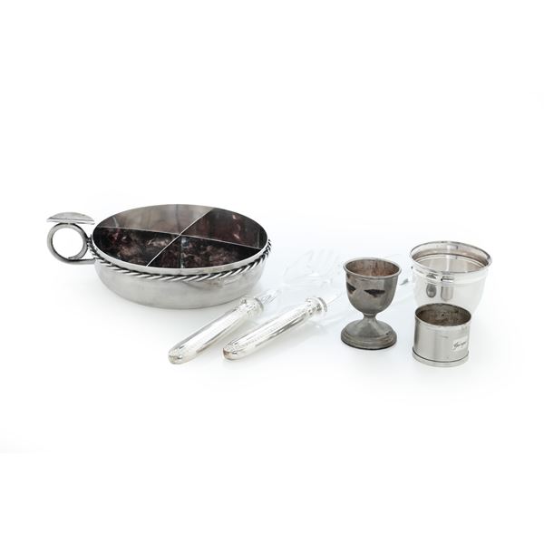 Lotto composto da portatovagliolo, bicchierino, portauovo e posate da insalata con manico. Argenteria italiana del XX secolo