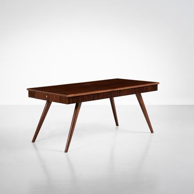 Tavolo in legno con dettagli in ottone