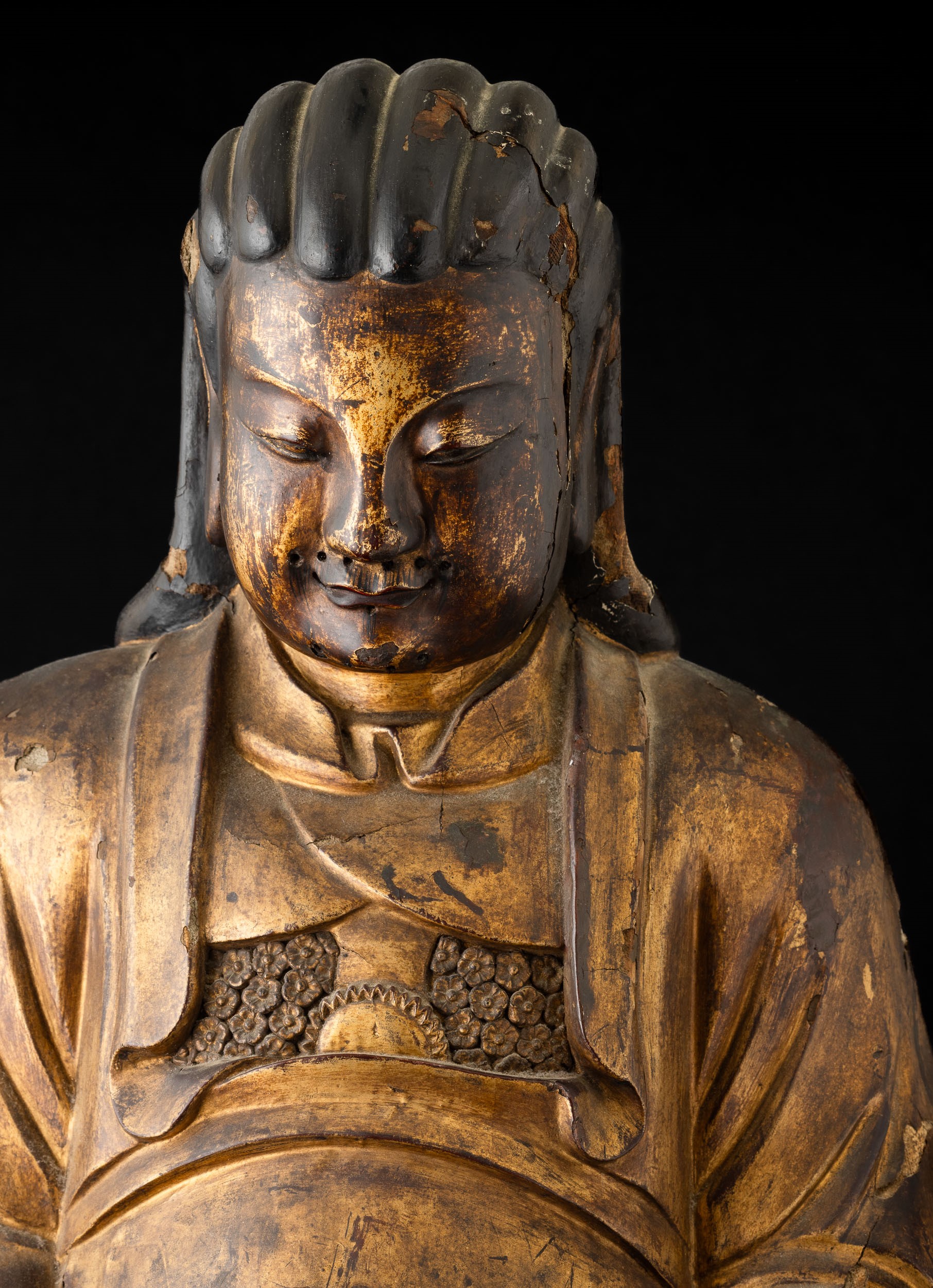 Cina, Dinastia Ming (attrib.), Grande figura di dignitario seduto, legno laccato e dorato scolpit...