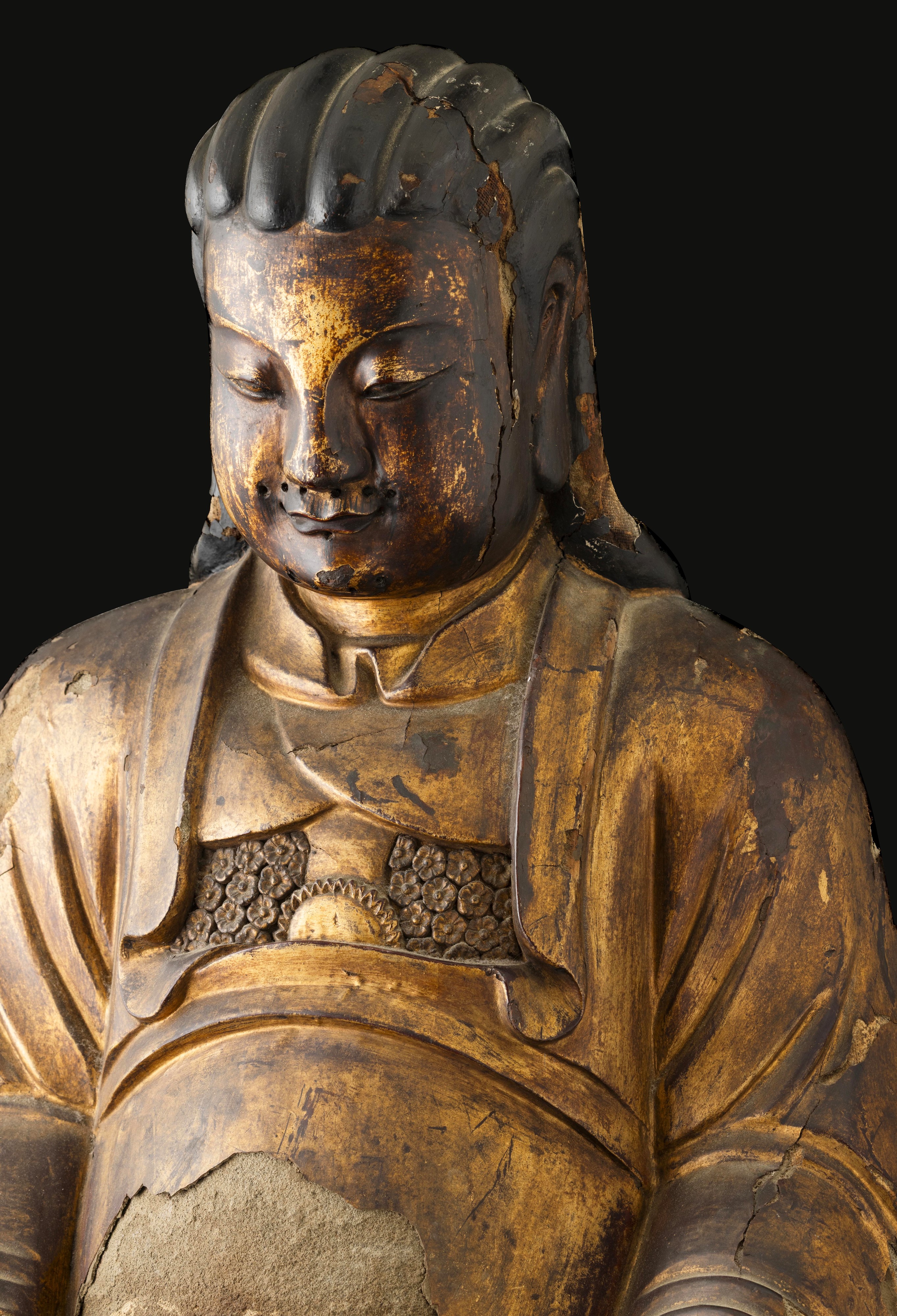 Cina, Dinastia Ming (attrib.), Grande figura di dignitario seduto, legno laccato e dorato scolpit...