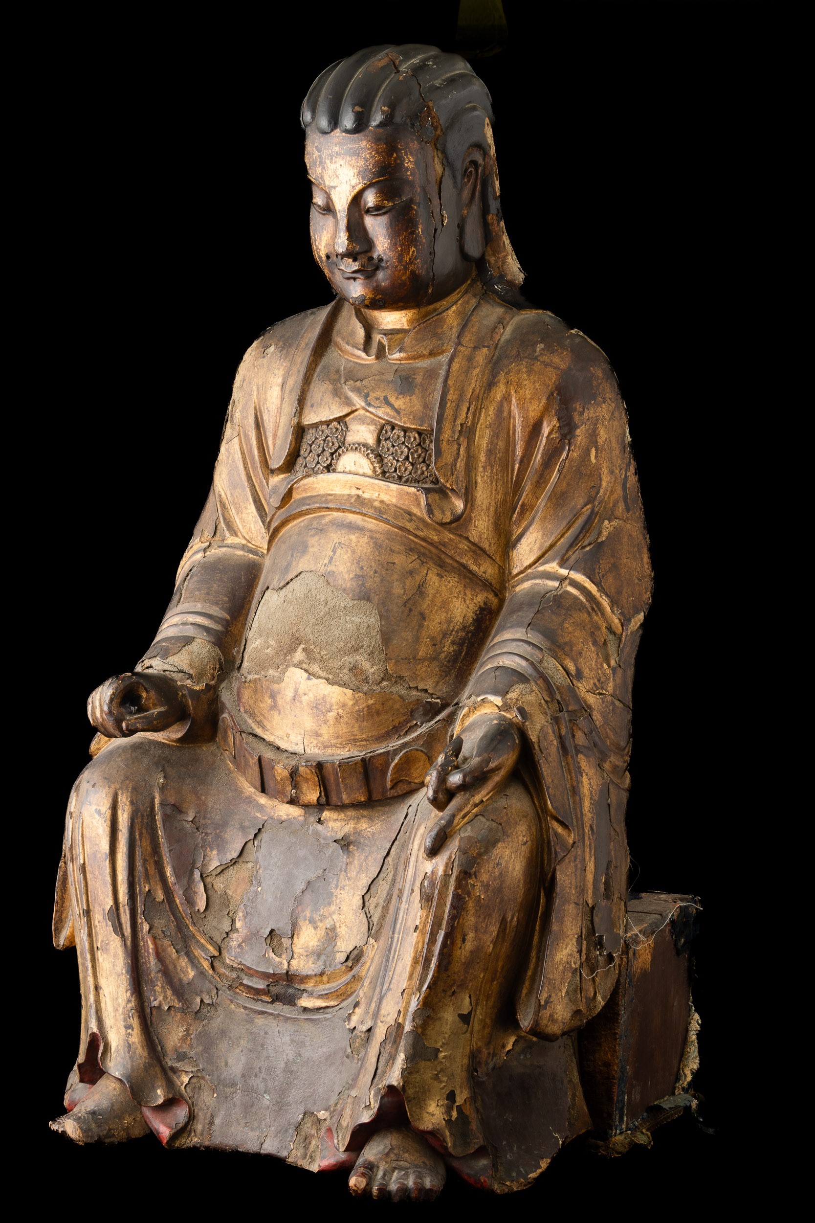 Cina, Dinastia Ming (attrib.), Grande figura di dignitario seduto, legno laccato e dorato scolpit...