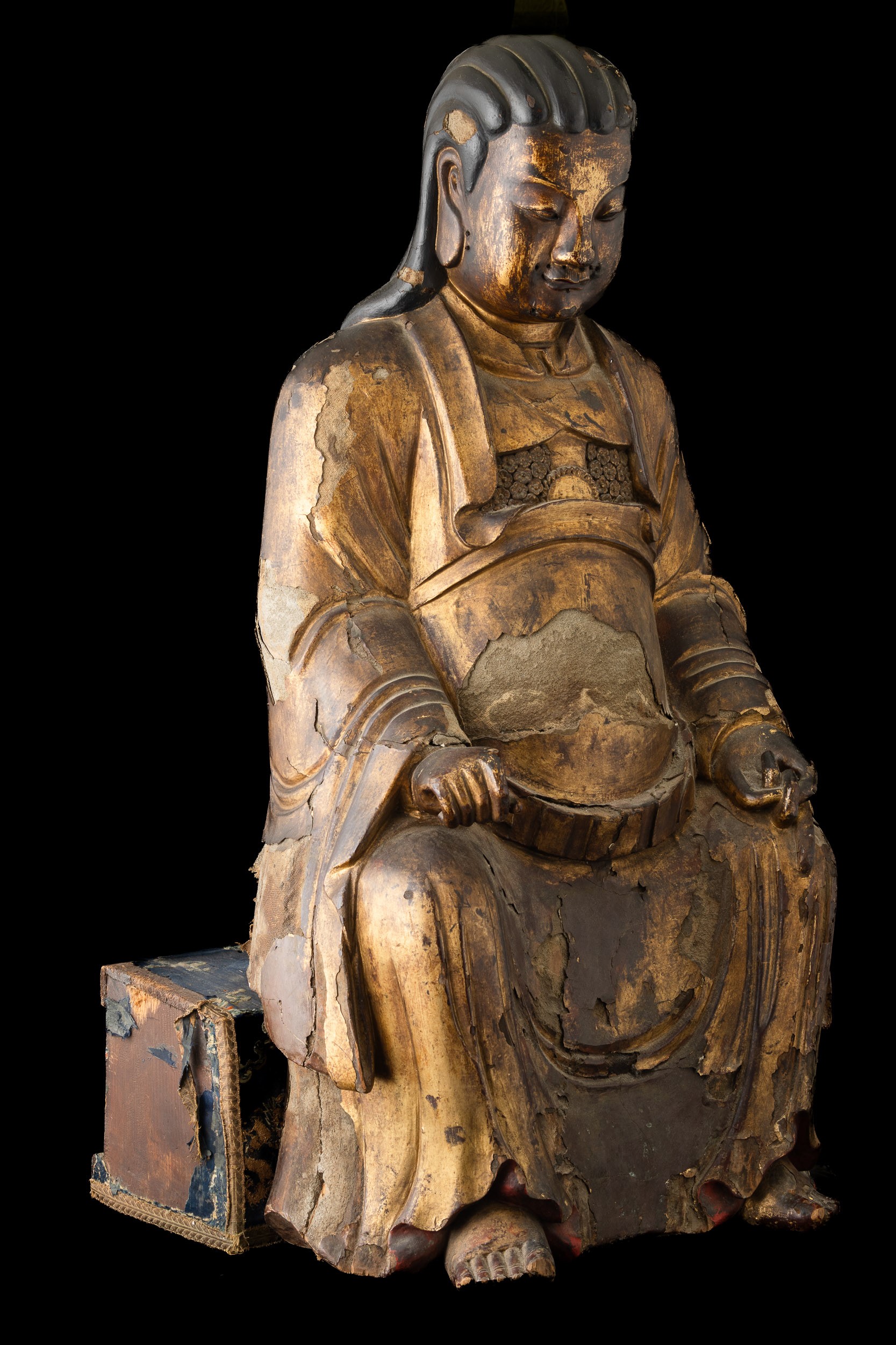 Cina, Dinastia Ming (attrib.), Grande figura di dignitario seduto, legno laccato e dorato scolpit...
